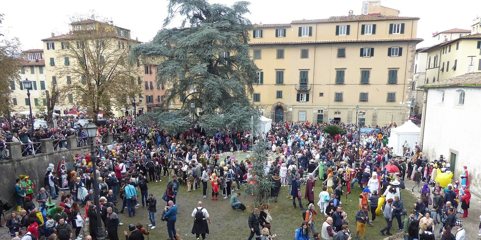 Piazza del centro storico di Lucca gremita di visitatori e cosplayer durante Lucca Comics & Games