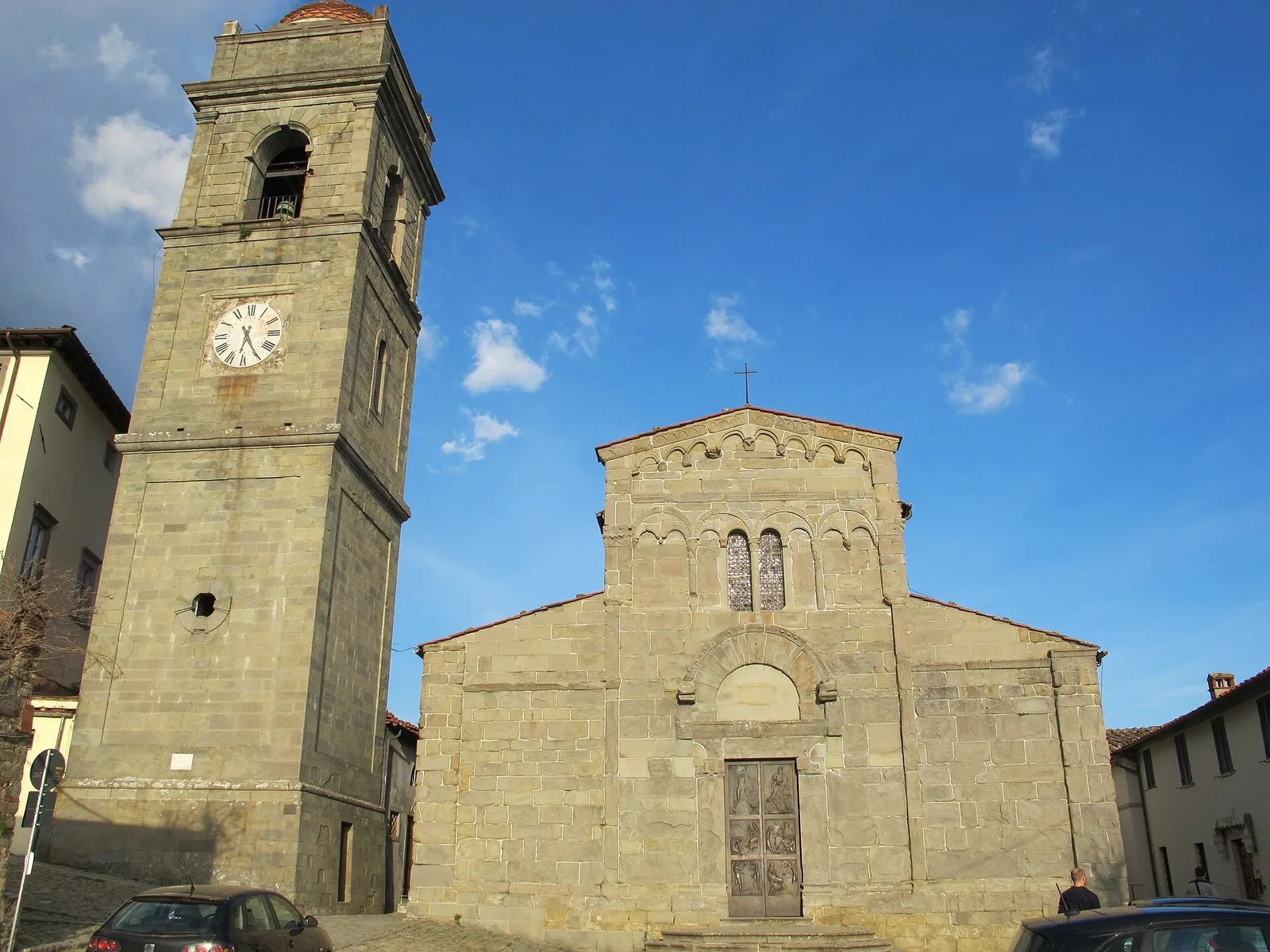 Facciata romanica in pietra della Pieve di San Gennaro a Capannori con il campanile a lato