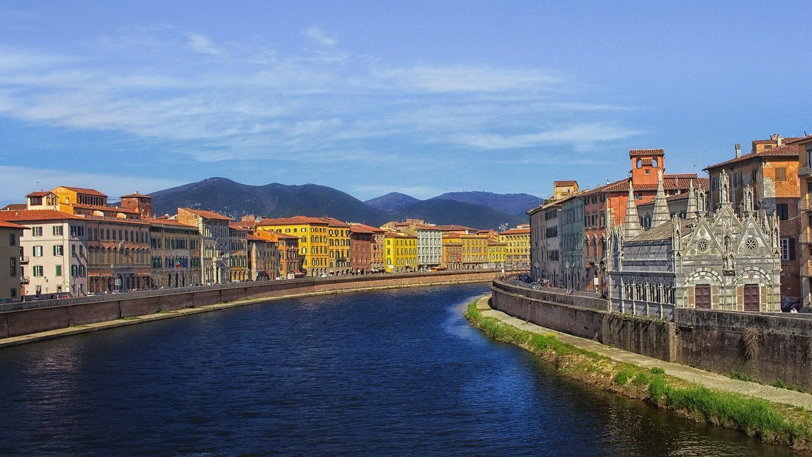 L'Arno a Pisa con i palazzi colorati dei Lungarni e la chiesa gotica di Santa Maria della Spina